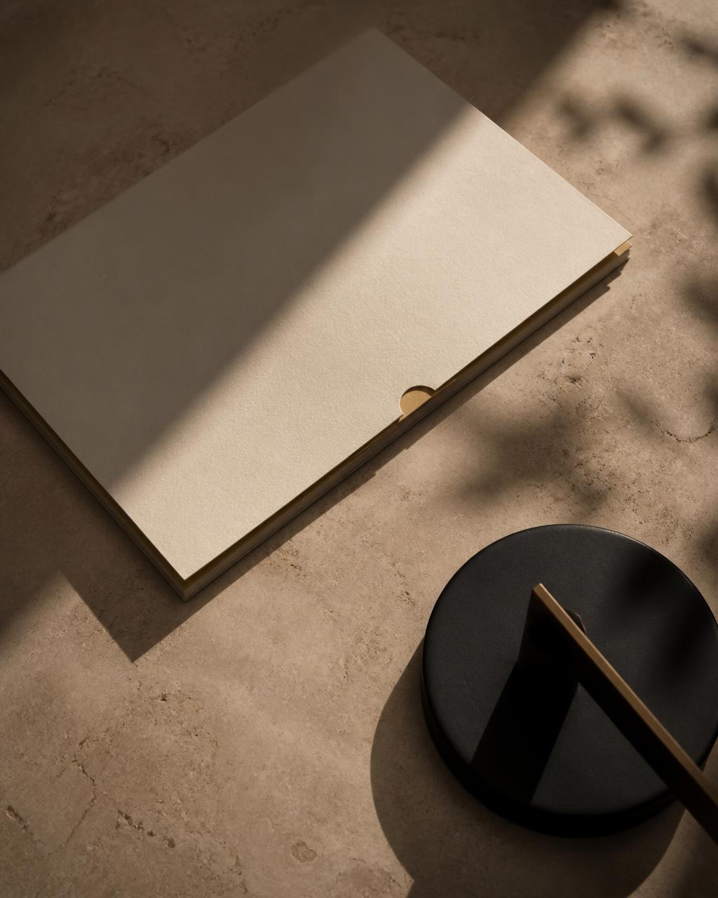 Composición editorial de materiales de trabajo sobre piedra cálida